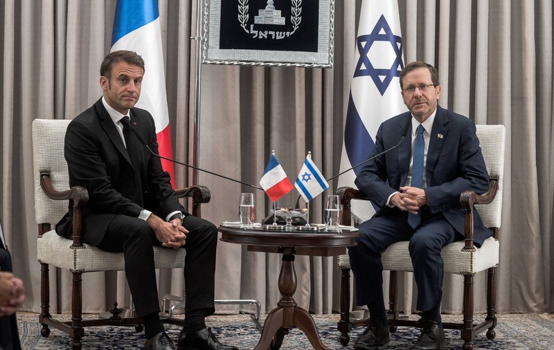 Macron l-a sunat pe Herzog, clarificând că nu a vrut să acuze Israelul că bombardează intenționat civili. „Declarațiile au provocat multă durere și supărare”