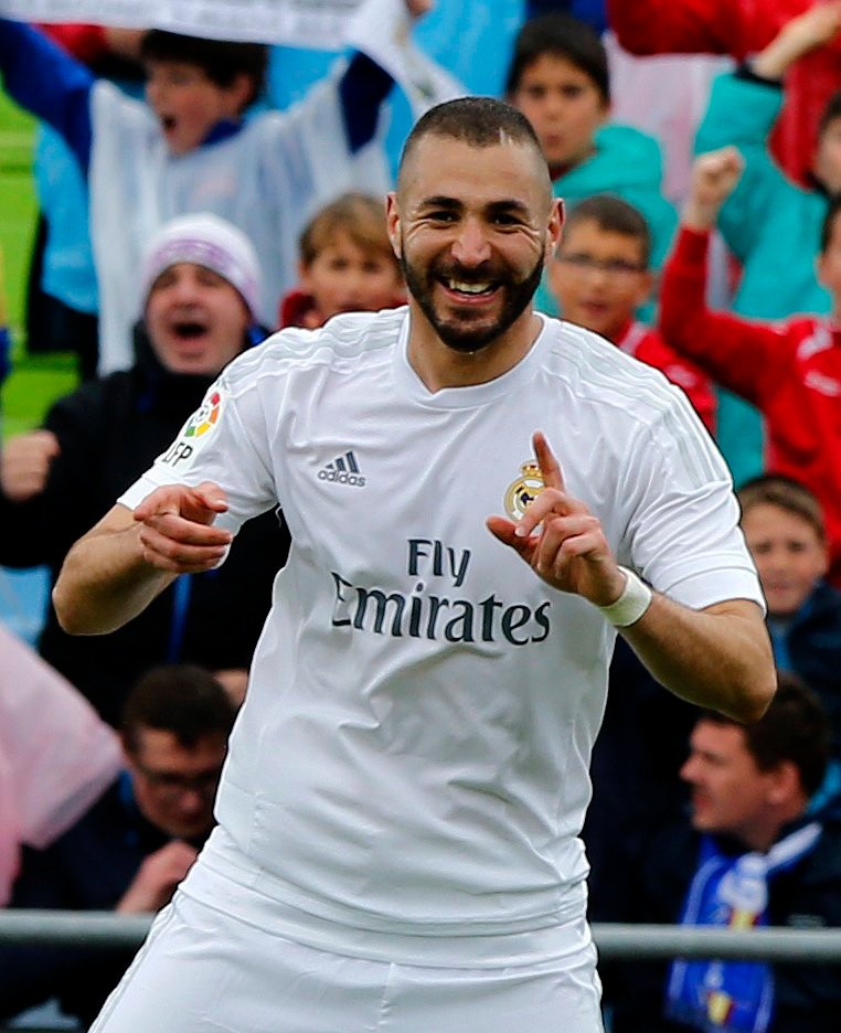 epa05261962 Real Madrid's French striker Karim Benzema jubilates his goal against Getafe FC during their Primera Division soccer match played at Coliseum Alfonso Perez stadium in Getafe, Madrid, Spain on 15 April 2016. EPA/BALLESTEROS