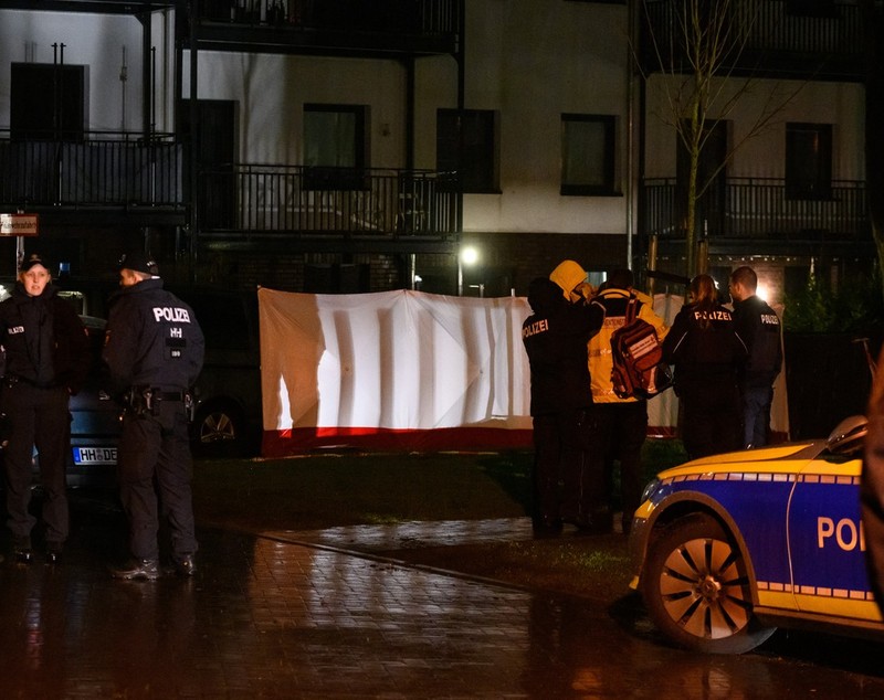 Doi bărbați au murit în Germania, după ce unul a deschis focul. 28 de maşini de Poliție au venit la fața locului