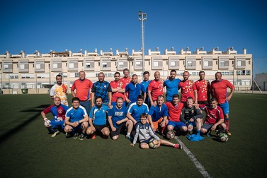 Echipele de fotbal ale românilor din&nbsp;Castellón (albastru) și&nbsp;Almassora&nbsp;(în roșu) după meciul care s-a încheiat cu 8-6