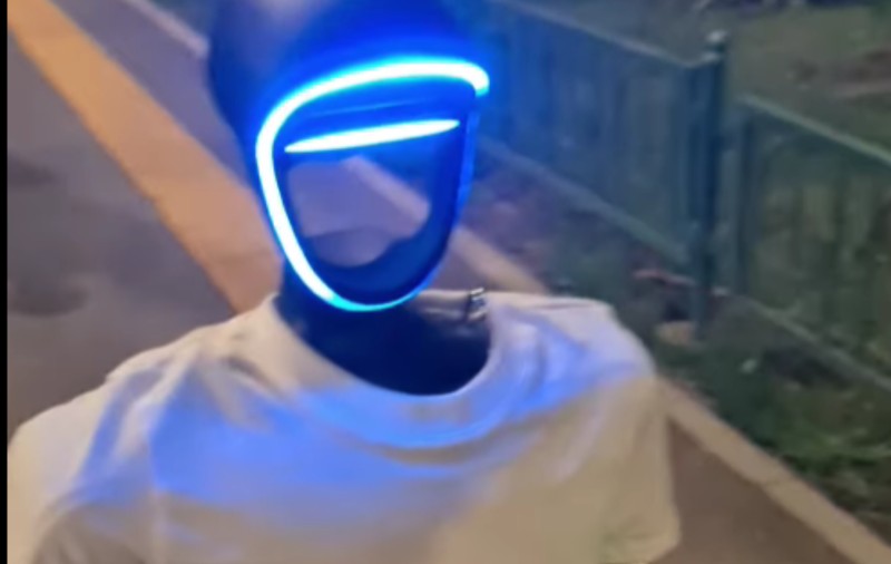 Un robot a făcut furori la mitingul pro-european: s-a plimbat printre oameni și a dat mâna cu ei I VIDEO