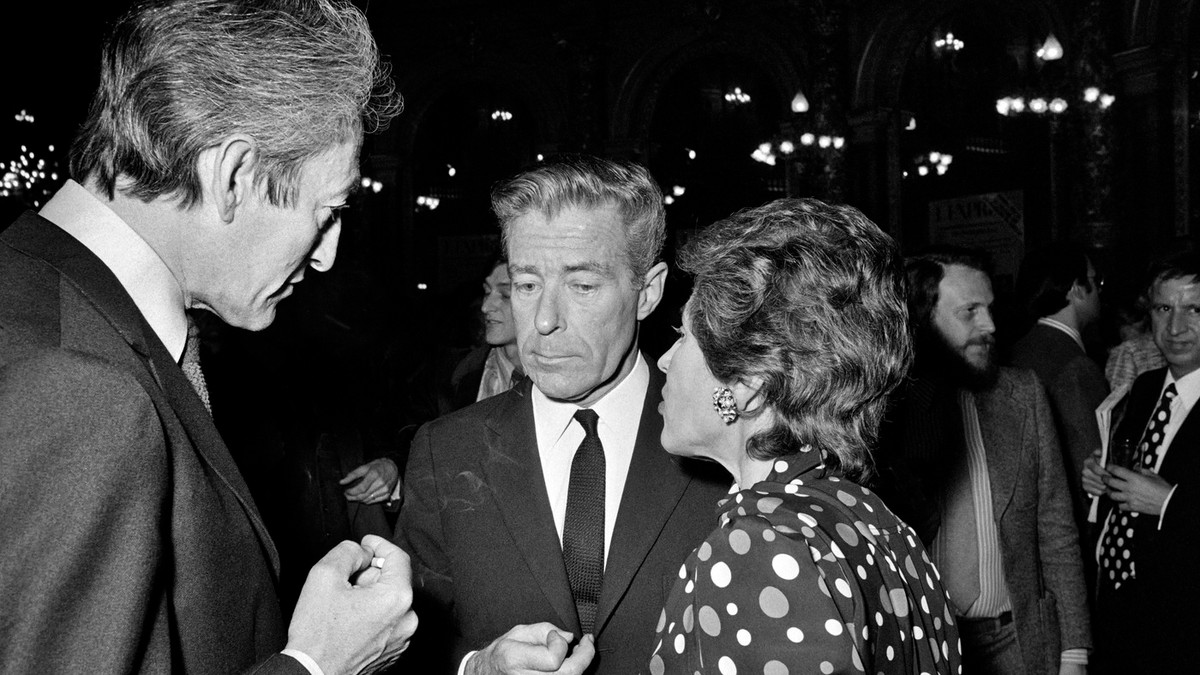 O fotografie făcută pe 6 mai 1973 îi arată pe jurnaliștii Philippe Grumbach (stânga), Jean-Jacques Servan-Schreiber (dreapta) și Francoise Giroud (dreapta) discutând în timpul unui cocktail la sediul săptămânalului parizian L'Express. Foto: Profimedia