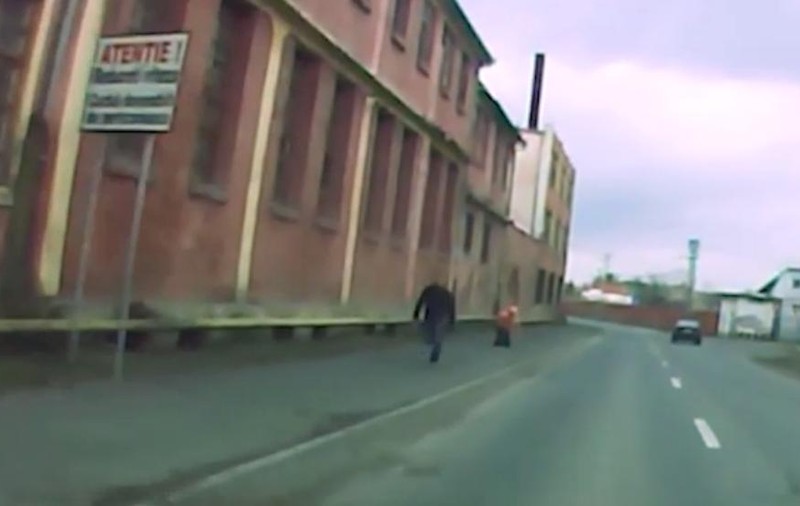 Jaf în plină stradă la Sibiu! Femeie tâlhărită ziua în amiaza mare! VIDEO