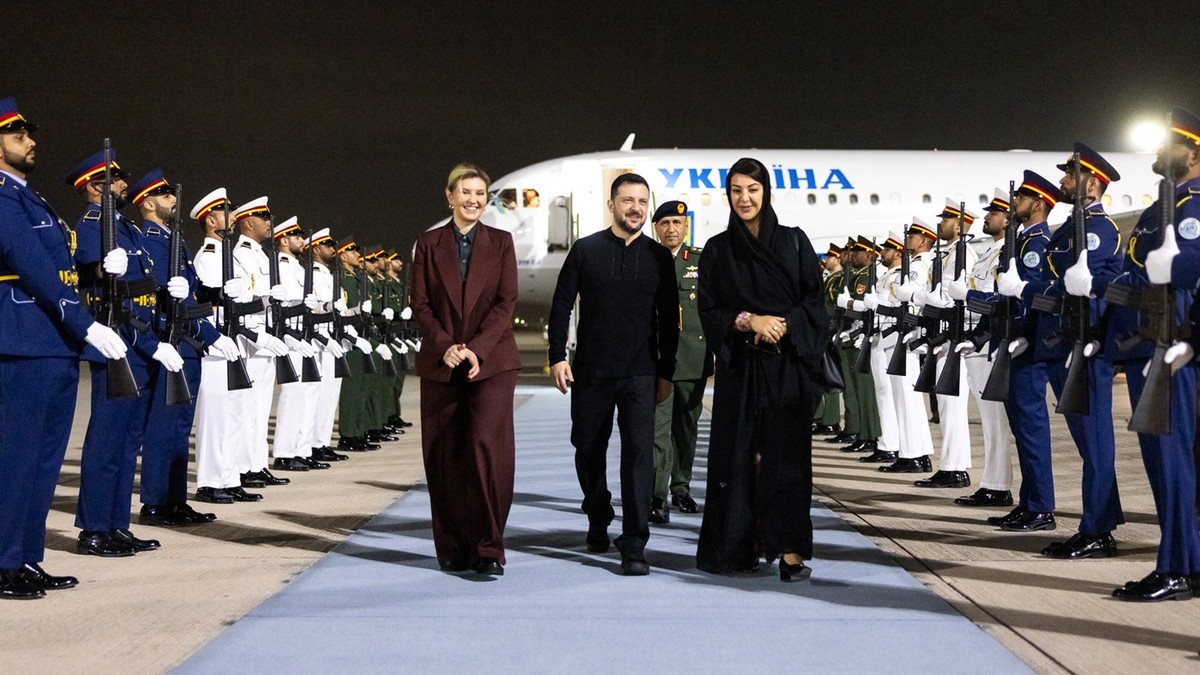 Volodimir Zelenski și soția sa Olena, întâmpinați pe aeroport de ministrul de stat pentru cooperare internațională Reem Al Hashimi Foto: Profimedia