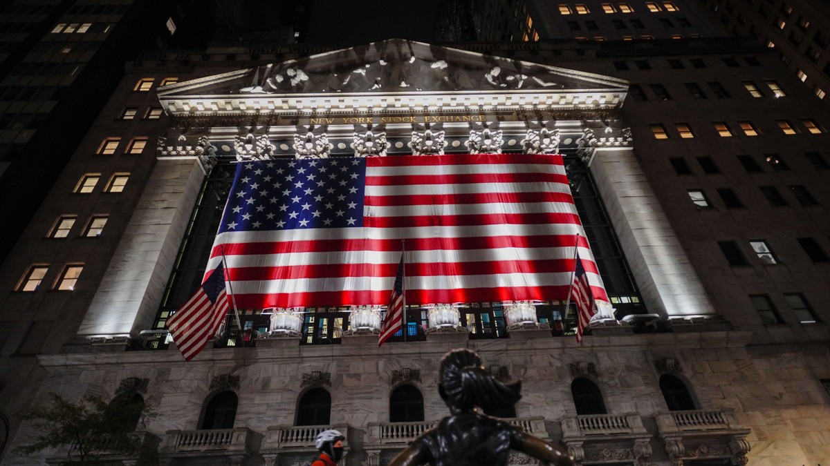 Spectrul unei „taxe pe milionari‟ începe să alunge bancherii și managerii de fonduri din New York. Bursa de ăe Wall Street luminată noaptea