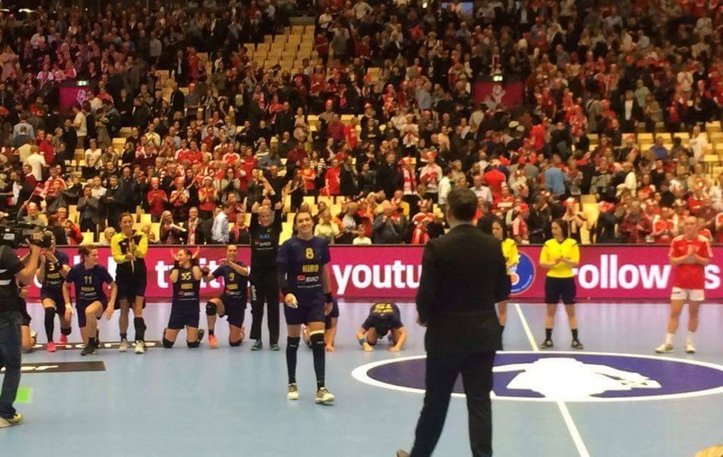 Tricolorele i-au mulțumit în genunchi Cristinei Neagu pentru calificarea în semifinalele Campionatului Mondial de handbal