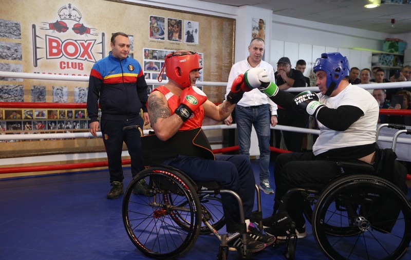 Primul meci de box din România dintre persoane aflate în scaun cu rotile a avut loc azi. Poveștile cutremurătoare ale celor care au urcat în ring pentru o idee nobilă | VIDEO&FOTO