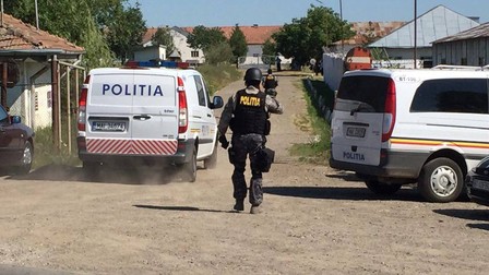 Percheziții la persoane suspectate de contrabandă și fals în 15 județe din țară. Ce au descoperit mascații în Timiș