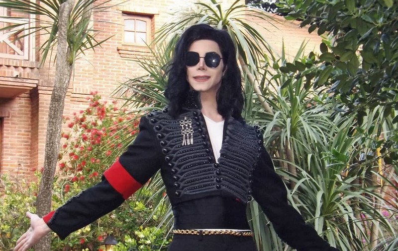 Un argentinian și-a făcut 11 operații estetice în speranța că va arăta ca Michael Jackson, idolul său: „Mai am nevoie de încă trei la nas și una la bărbie”