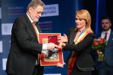 Momentul în care Cornel Dinu primește titlul de Cetățean de Onoare al Bucureștiului din partea primarului Gabriela Firea | FOTO: Primăria București