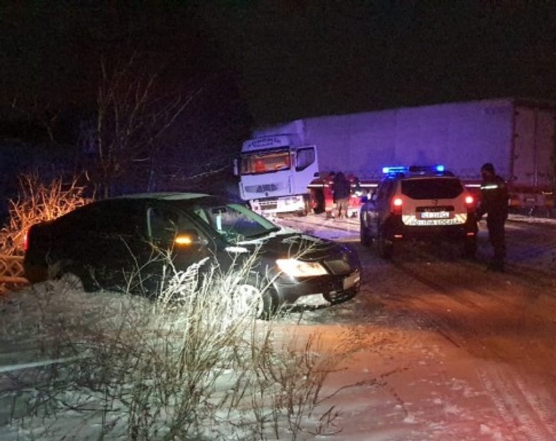 VIDEO  |  Zeci de oameni, blocați în mașini pe drumurile din Constanța, din cauza ninsorii viscolite