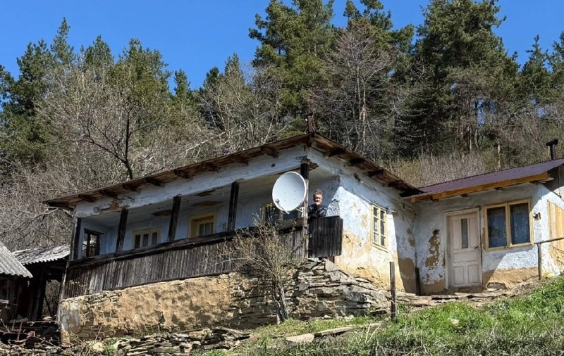 Un bătrân din Munții Buzăului trăiește singur într-un sat gol, la 12 km de cel mai apropiat magazin