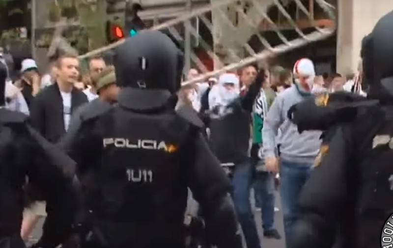 Nebunie la Madrid. Fanii Legiei Varșovia au făcut prăpăd în capitala Spaniei | VIDEO