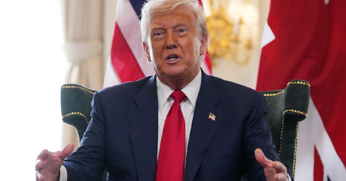 Președintele SUA, Donald Trump, gesticulează și vorbește, în timpul unei întâlniri