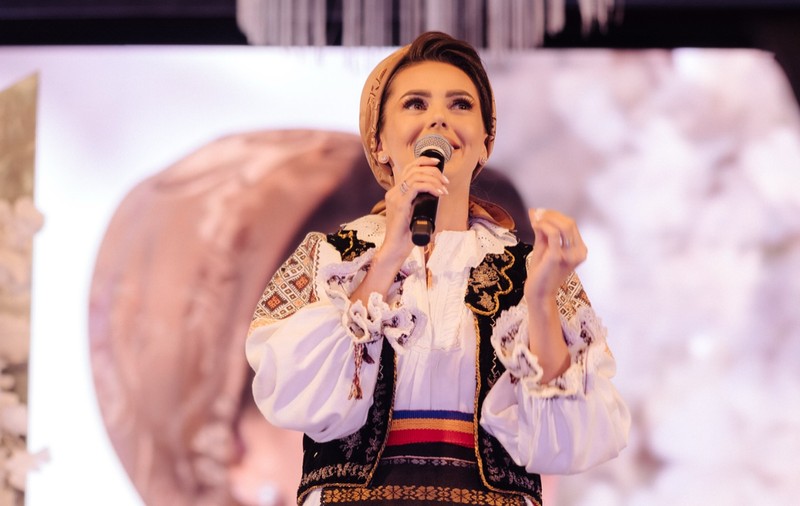 Imagini din noua casă a Georgianei Lobonț. Livingul este imens. Artista a ales culori calde și relaxante pentru decor