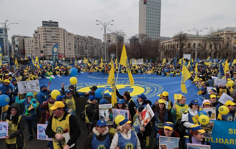 Protest cu mii de medici și asistente în centrul Bucureștiului. Ce nemulțumiri au