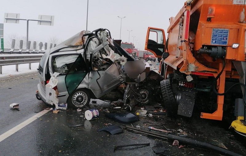 Trei morți în mașina zdrobită într-un utilaj de deszăpezire, pe autostrada Sibiu - Deva