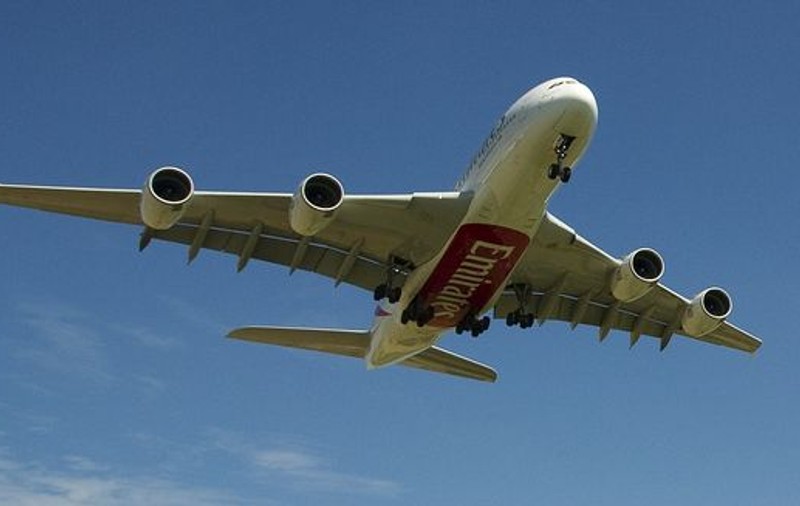 DE NECREZUT! Pasagerii unei curse Emirates au călătorit cu uşa de la avion deschisă după ce aceasta s-a rupt