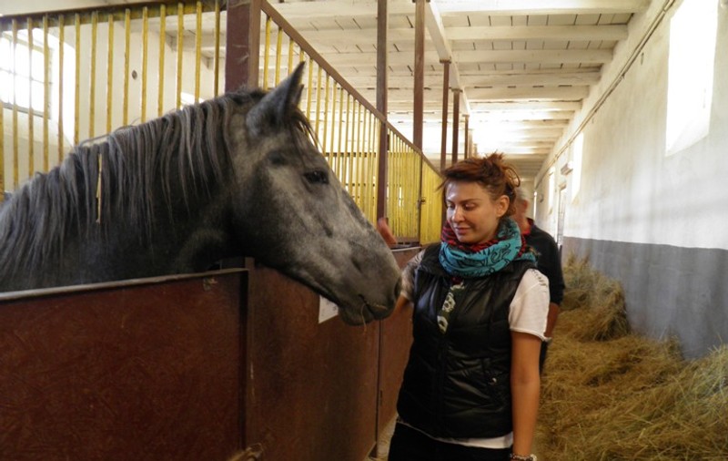 Adina Buzatu a făcut o adevărată pasiune pentru echitaţie. S-a amorezat de un armăsar viril de 20 de ani