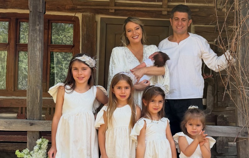 Ținuta purtată de Laura Cosoi la botezul Ninei a atras atenția tuturor. Imagini cu întreaga familie, în biserica din Maramureș