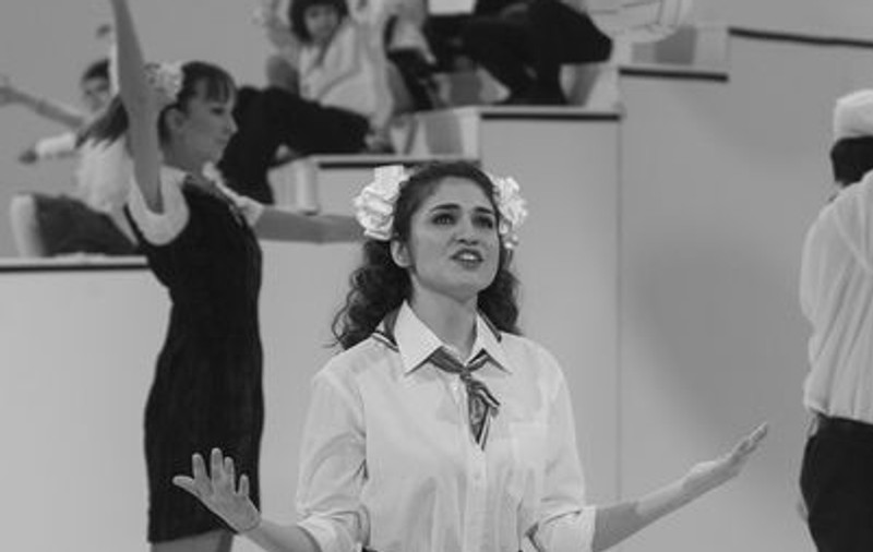 Nu e o GLUMĂ! Bendeac s-a hotărât şi se însoară. Vezi cum arată tânăra care îi este şi colegă de scenă! | FOTO