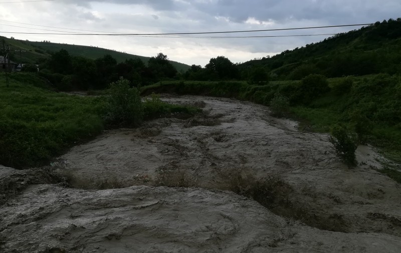 Bărbatul luat de viitură în Prahova a fost găsit mort de pompieri