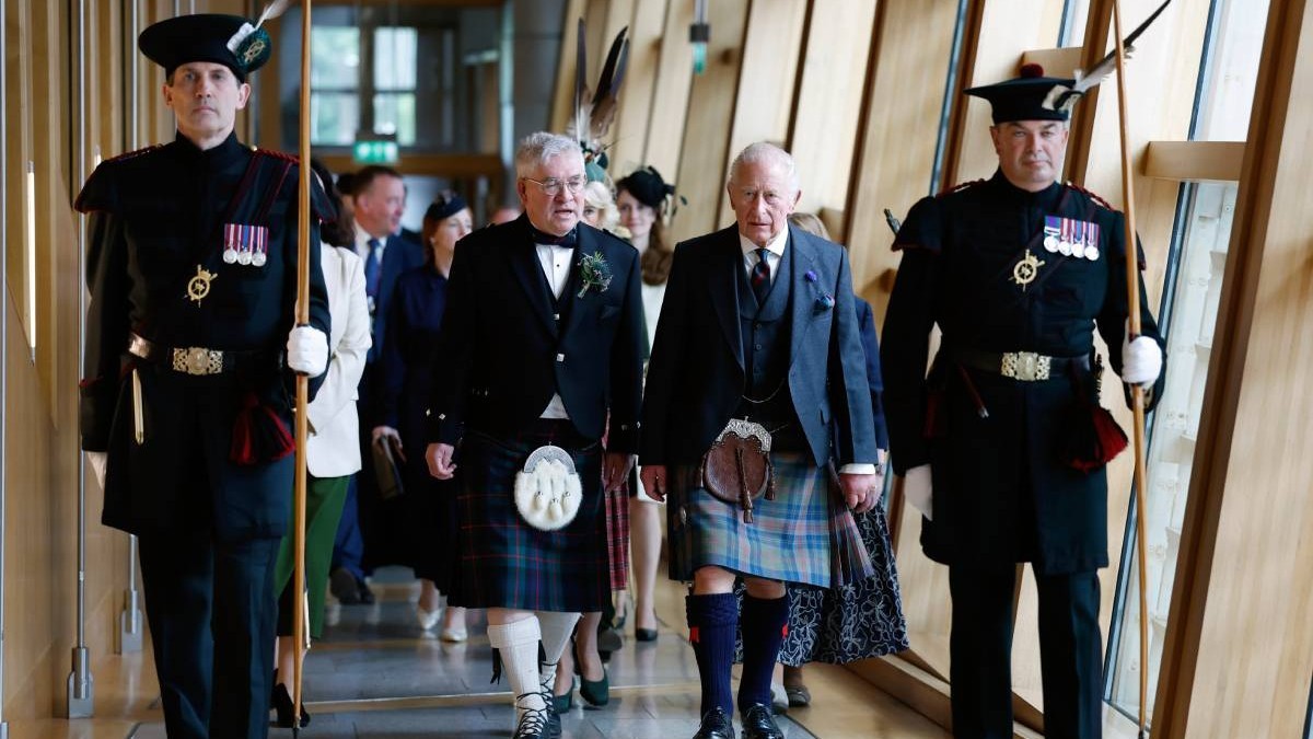 Regele Charles al III-lea, alături de Kenneth Gibson, președintele Parlamentului Scoției, la deschiderea celei de-a șaptea sesiuni a legislativului scoțian, pe 27 iunie 2026, la Edinburgh. Sursă foto: Getty Images