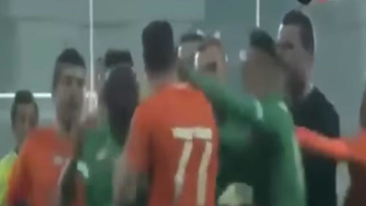 Bătaie ca-n filme la un meci amical