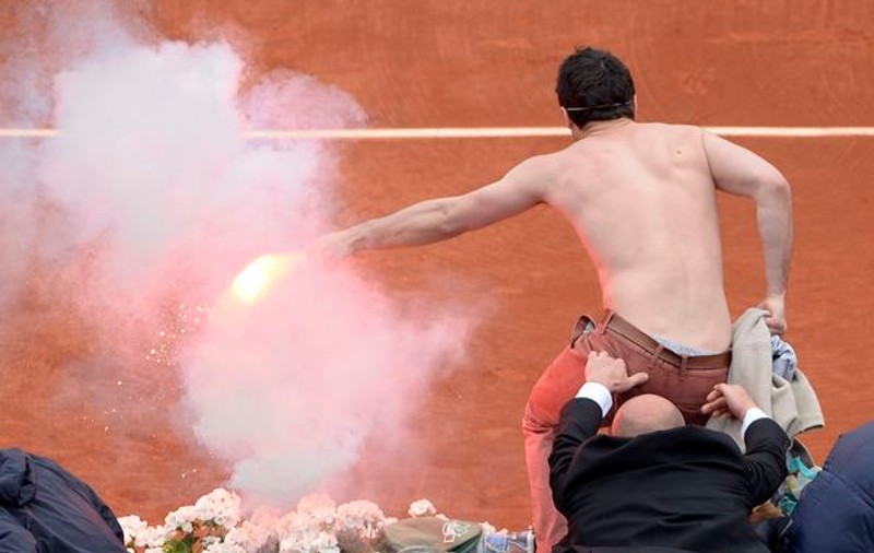 FOTO SENZAŢIONAL! PANICĂ LA FINALA ROLAND GARROS! Un protestatar A INTRAT CU O TORŢĂ pe teren!