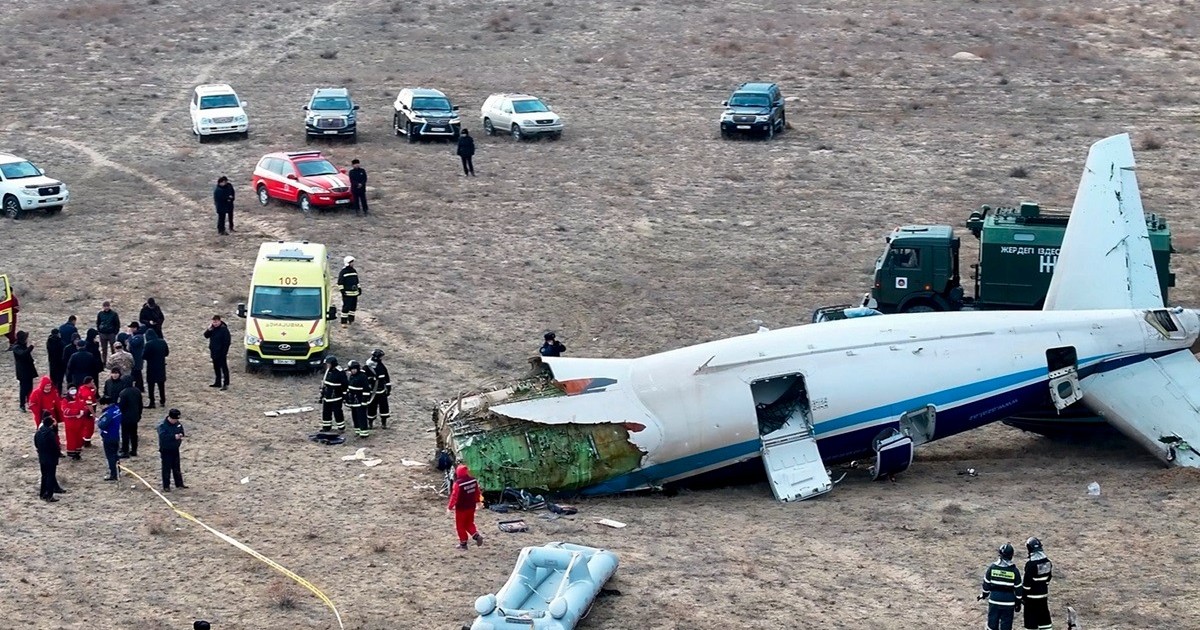 Rămățițe ale avionului azer care a fost deviat din Rusia și s-a prăbușit în Kazahstan Foto: Profimedia
