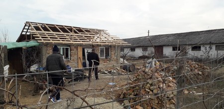 Lângă hambarul unde familia lui locuieşte de 7 ani, Aurelian robotea la o casă adevărată