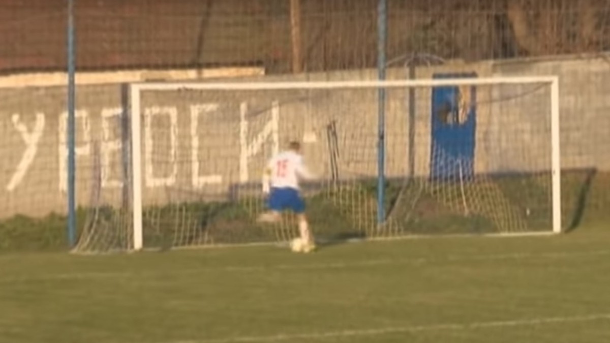 Un atacant n-a reușit să marcheze din apropierea porții goale!