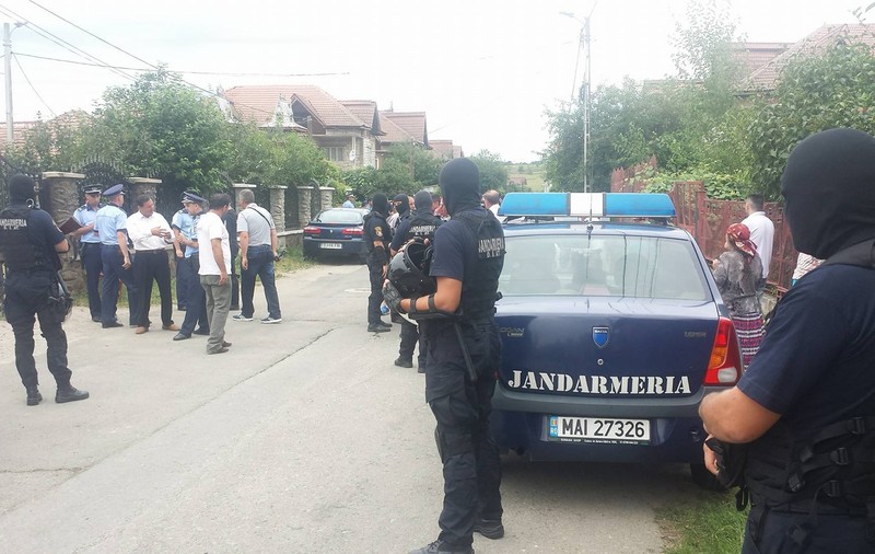 UPDATE | Evacuare cu scandal, la Târgu Jiu! Mascații au fost alungați cu blesteme din palatele țigănești
