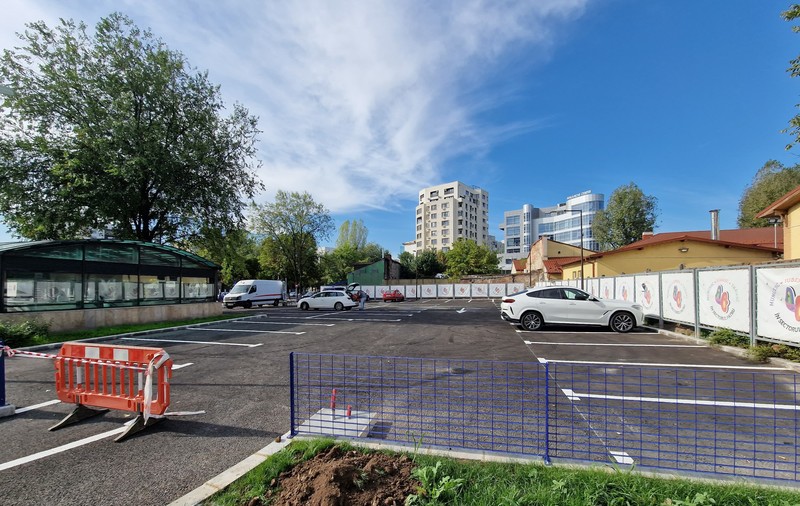 Primăria Sectorului 4 a transformat un spațiu verde și un trotuar de lângă stația de metrou Timpuri Noi în parcare. Cum explică autoritățile