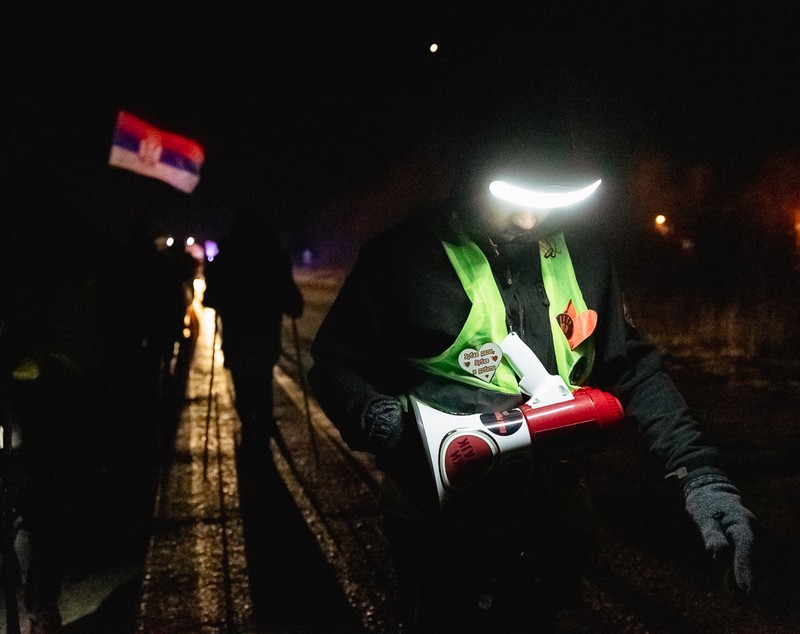 Cum protestează studenții sârbi prin marș și de ce strigă numele Laurei Kovesi