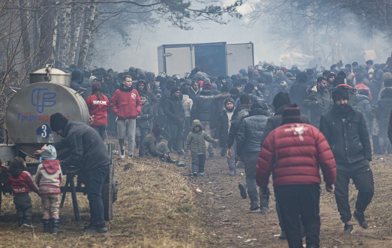Ucraina mobilizează 8.500 de militari și polițiști la granița cu Belarus pe fondul crizei migranților