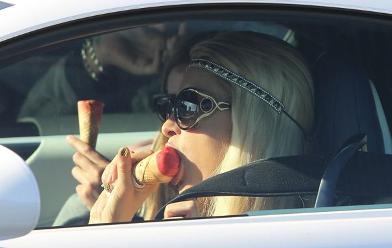 Foto | Uite cum suge Paris Hilton înghețata!
