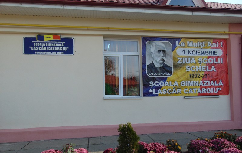 Elev băgat în spital de agentul de pază al școlii! I-a rupt mătura în cap