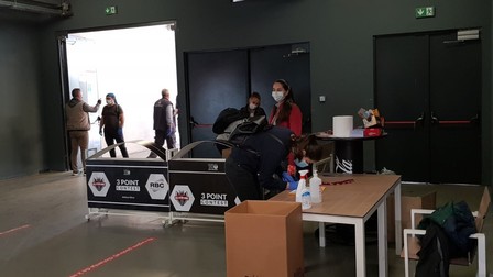 La intrare, voluntarilor li se lua din nou temperatura