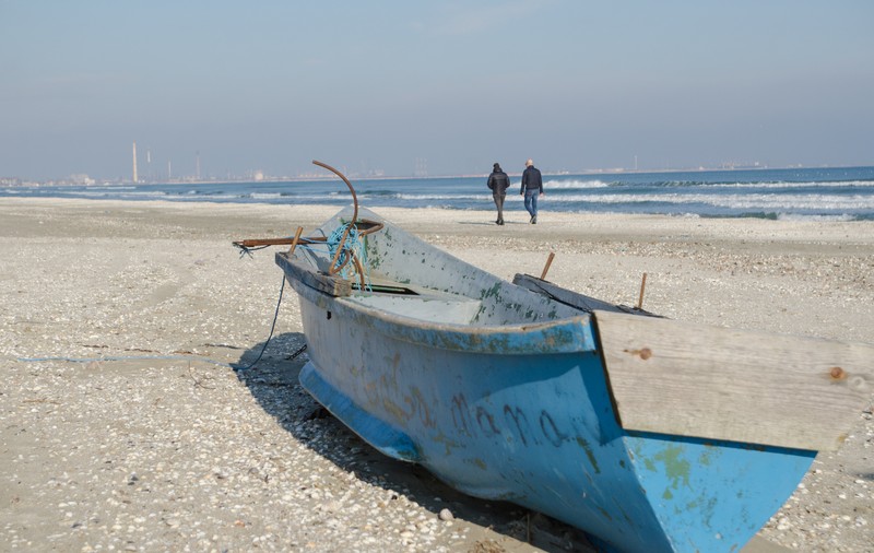GALERIE FOTO/Ultima zi din an la malul mării. Plaja din Mamaia pe 31 decembrie, la 10 grade Celsius