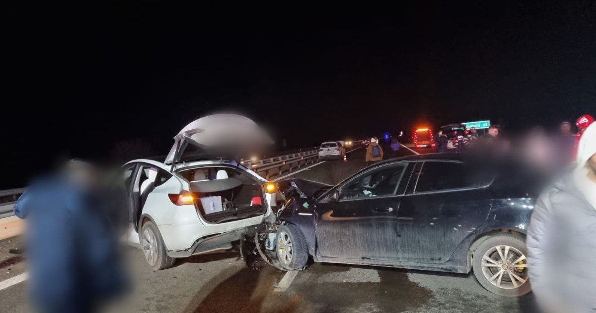 Două dintre mașinile implicate în accident