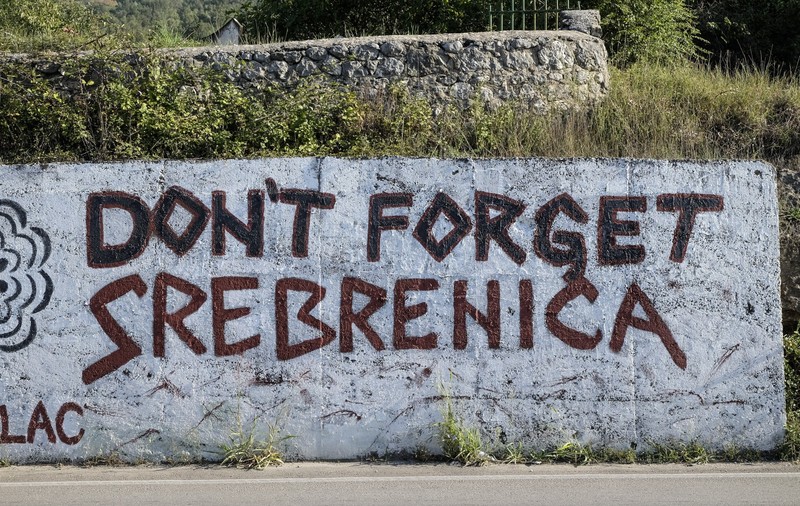 7 foști soldați sârbi bosniaci, arestați sub suspiciunea de genocid. Sunt acuzați că au ucis 800 de oameni în masacrul de la Srebrenița, din 1995