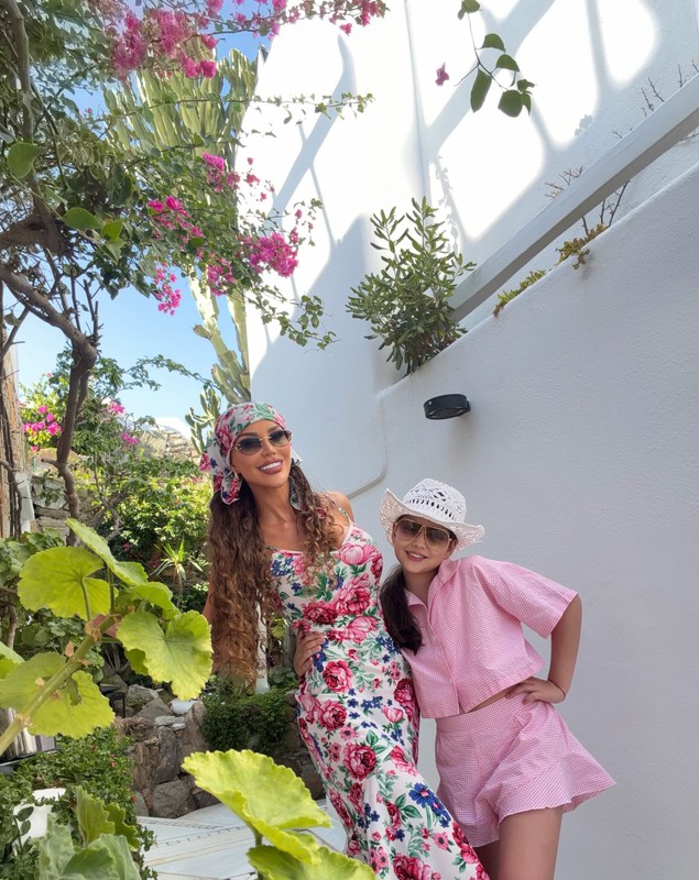 Bianca Drăgușanu, vacanță de lux în Mykonos alături de fiica ei. Cât costă o singură noapte la hotelul exclusivist ales de vedetă