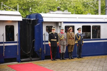 Uniforme militare din cărțile de istorie în fața unui tren istoric: a fost construit la Milano și a fost livrat României în 1928