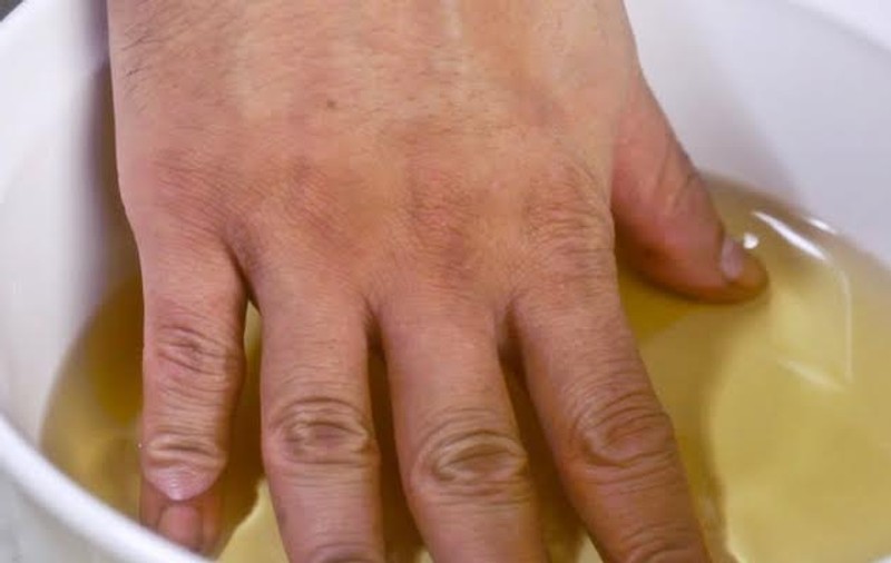 Ce se întâmplă dacă ții mâinile în oțet cu apă? Efectul este miraculos!