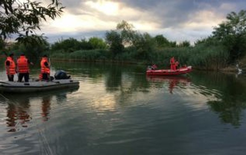 O femeie dispărută de trei zile a fost găsită moartă într-un lac din Sibiu. Soțul anunțase că a plecat de acasă