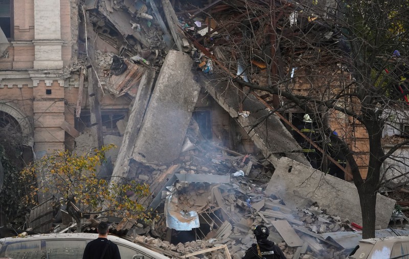Imagini din Kievul bombardat de ruși luni dimineață. Cel puțin cinci persoane au murit în urma atacurilor