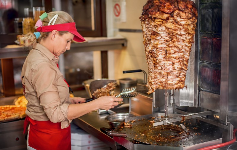Cât câștigă un șaormar în România și cât câștigă un angajat la McDonald’s