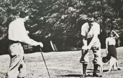 Imagine cu profesorul Paul Tomiță și Regele Mihai pe terenul de golf. Foto: ziarulunirea.ro