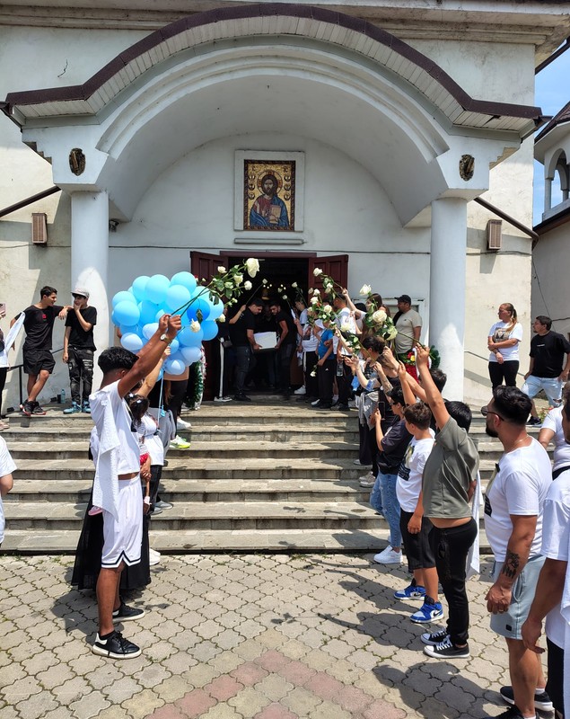 Mama copilului-erou din Chitila nu a venit la înmormântare. Nici fata salvată de la înec, nici aparținătorii celor transplantați. Nici vreun reprezentant al statului
